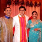 रोमित राज अपने माता-पिता के साथ