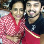 नंदन राम अपनी मां के साथ