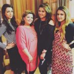 1653485183 118 Sarish Khan Model हाइट Weight उम्र बॉयफ्रेंड Biography Hindi सरिश खान अपनी मां और बहनों के साथ