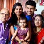 रमेश पिशारोडी अपने माता-पिता, पत्नी और बेटी के साथ