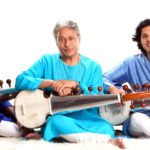 1653495502 554 Amjad Ali Khan Musician उम्र पत्नी बच्चे परिवार Biography अमजद अली खान अपने बच्चों अमान और अयान के साथ