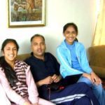 जय राम ठाकुर अपनी बेटियों के साथ