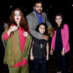 शाहबाज खान अपनी पत्नी और बेटियों के साथ
