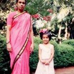 मां के साथ असिन की बचपन की फोटो।