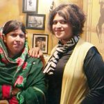 1653526933 915 Sana Iqbal Biker उम्र Death Cause पति परिवार Biography सना इकबाल अपनी मां के साथ