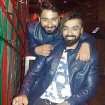 1653545175 837 Karan Tattoographer हाइट Weight उम्र Biography Hindi टैटू आर्टिस्ट करण अपने भाई के साथ