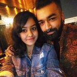 1653545177 889 Karan Tattoographer हाइट Weight उम्र Biography Hindi टैटू आर्टिस्ट करण अपनी बहन के साथ