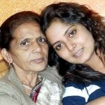 अंजना सिंह अपनी मां के साथ