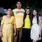 प्रियंका सिंह अपनी मां, भाई और बहन के साथ