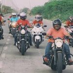 Harley-Davidson की सवारी करते Tiku Talsania