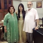 1653560774 230 Shruti Kharbanda हाइट Weight उम्र बॉयफ्रेंड परिवार Biography Hindi श्रुति खरबंदा अपने माता-पिता के साथ