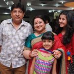 सुप्रिया शुक्ला अपने पति और बेटियों के साथ