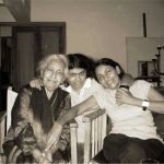दीप्ति नवल अपनी मां और बेटी के साथ