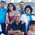 विवेक मुशरान अपने माता-पिता और अन्य रिश्तेदारों के साथ