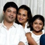 शिल्पा शिरोडकर अपने पति अपरेश रंजीत और उनकी बेटी अनुष्का रंजीत के साथ