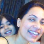 1653597614 142 Tuhina Vohra Actress हाइट Weight उम्र बॉयफ्रेंड पति Biography तुहिना वोहरा अपनी बेटी रायाह के साथ