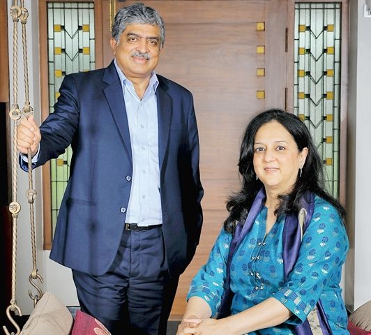 1653600137 807 Nandan Nilekani उम्र पत्नी परिवार Caste Biography Salary Facts नंदन नीलेकणि अपनी पत्नी रोहिणी नीलेकणि के साथ