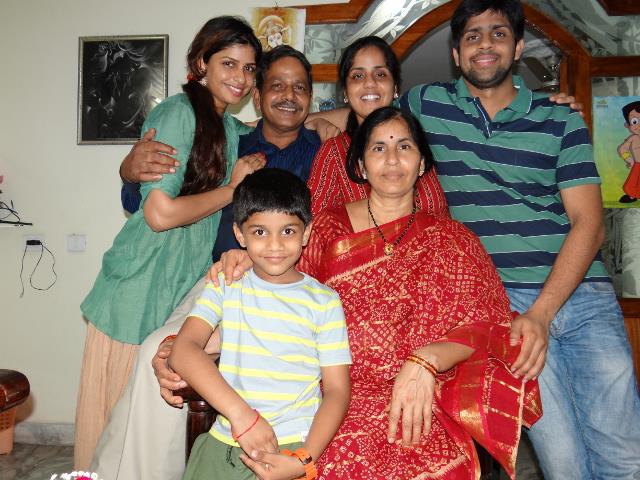 एनी दिव्या अपने परिवार के साथ