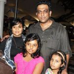पत्नी और बेटियों के साथ अनुराग बसु