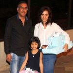 1653651141 33 Milan Luthria उम्र पत्नी बच्चे Biography Hindi मिलन लुथरिया अपनी पत्नी और बेटी के साथ