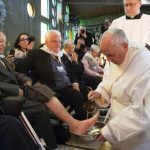 मरीजों के पैर छुए पोप फ्रांसिस