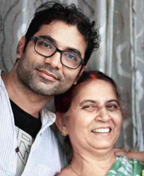 अरुणभ कुमार अपनी मां के साथ