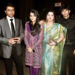 राज ठाकरे अपनी पत्नी शर्मिला, बेटे अमित, बेटी उर्वशी के साथ