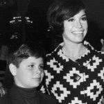 मैरी टायलर मूर अपने बेटे रिचर्ड मीकर जूनियर के साथ।