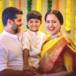 1653714647 716 Sameera Reddy हाइट Weight उम्र Affairs पति Biography Hindi समीरा रेड्डी अपने बेटे के साथ