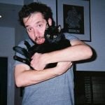 एलेक्सिस ओहानियन अपनी बिल्ली कर्म के साथ