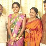 1653724579 11 Ananya Actress हाइट Weight उम्र पति Biography Hindi अनन्या-उसके-परिवार के साथ