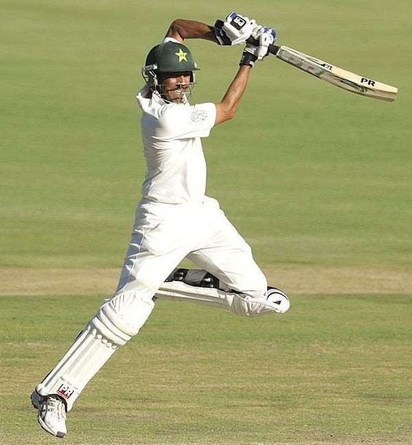 टेस्ट मैच में बल्लेबाजी करते यूनिस खान