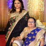 प्रार्थी एम ढोलकिया अपनी मां के साथ