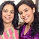 अपनी मां के साथ प्रिया आनंद