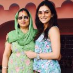 मानसी शर्मा अपनी मां के साथ