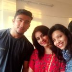 मानसी शर्मा अपने भाई और बड़ी बहन के साथ