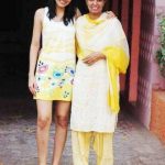 पूजा चोपड़ा अपनी मां के साथ