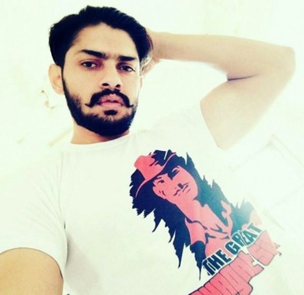 लॉरेंस बिश्नोई ने एक टी-शर्ट पहनी हुई है जिस पर भगत सिंह की तस्वीर छपी है