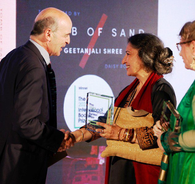 गीतांजलि श्री को अंतर्राष्ट्रीय बुकर पुरस्कार (2022) प्राप्त हुआ