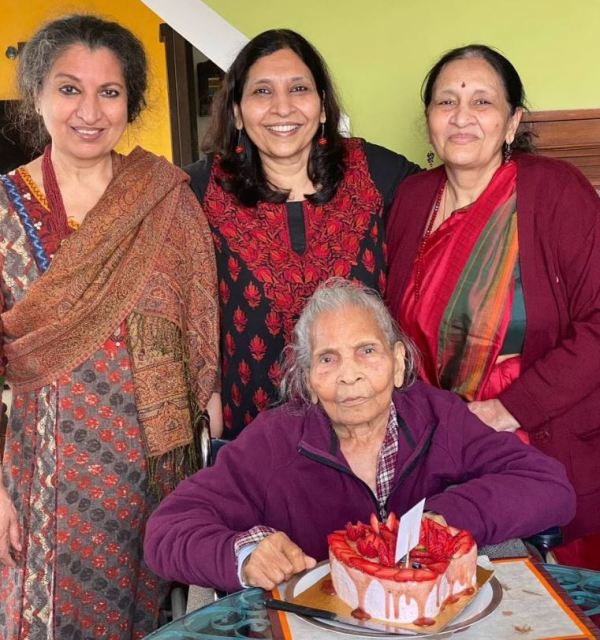गीतांजलि की अपनी मां, श्री कुमारी पांडे और उनकी बहनों के साथ की एक तस्वीर।