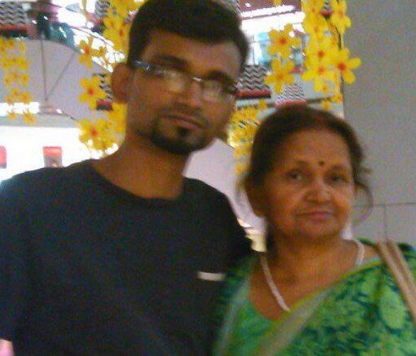 दीपक कुमार मिश्रा अपनी मां के साथ