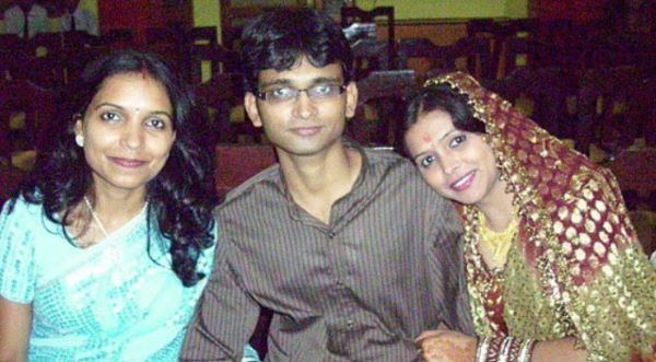 दीपक कुमार मिश्रा अपनी बहनों के साथ
