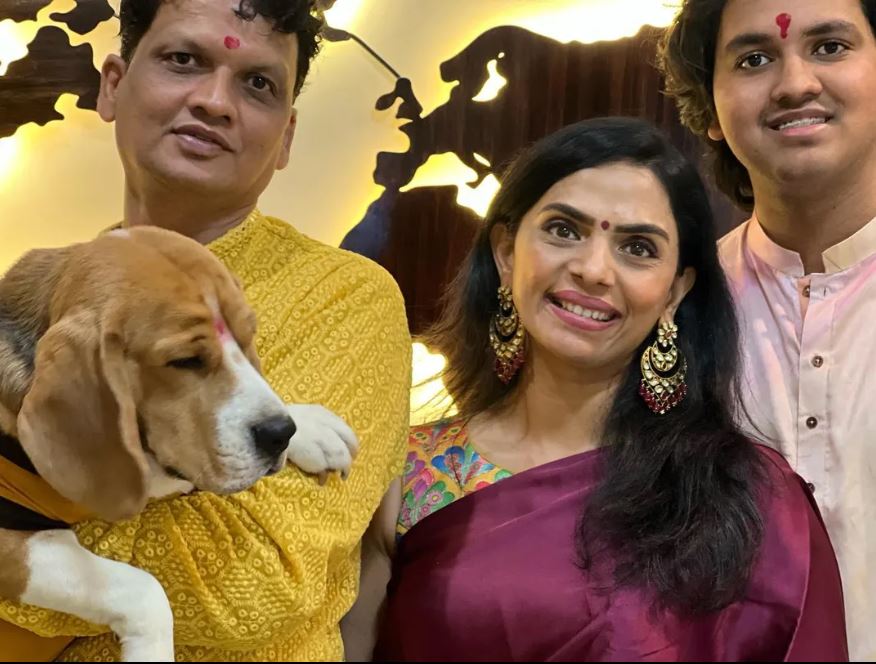 मेघना दीक्षित अपने परिवार और अपने कुत्ते के साथ