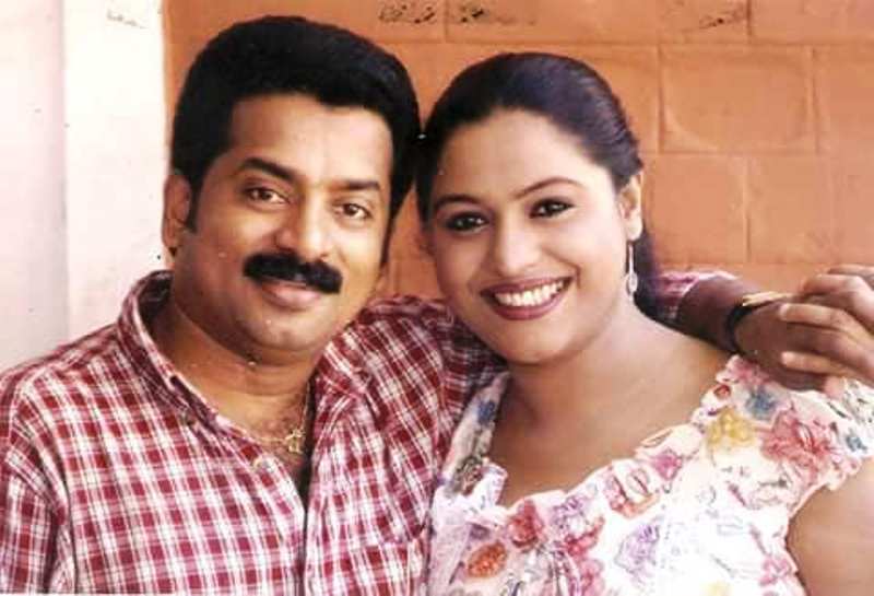 लक्ष्मी प्रिया अपने पति के साथ