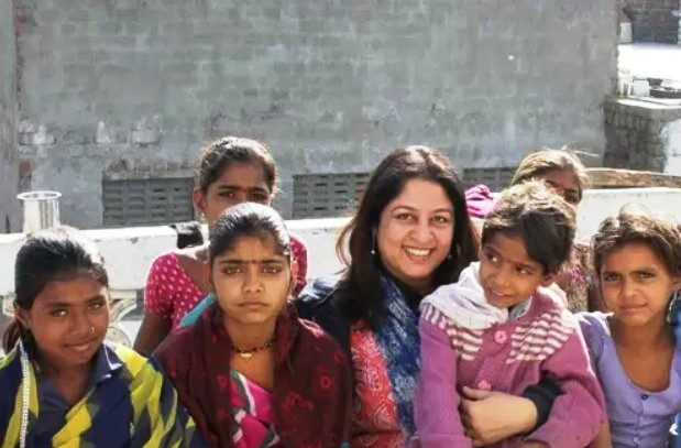 गांव की लड़कियों के साथ सफीना हुसैन