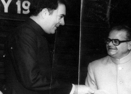राजीव गांधी के साथ सुख राम की एक पुरानी तस्वीर