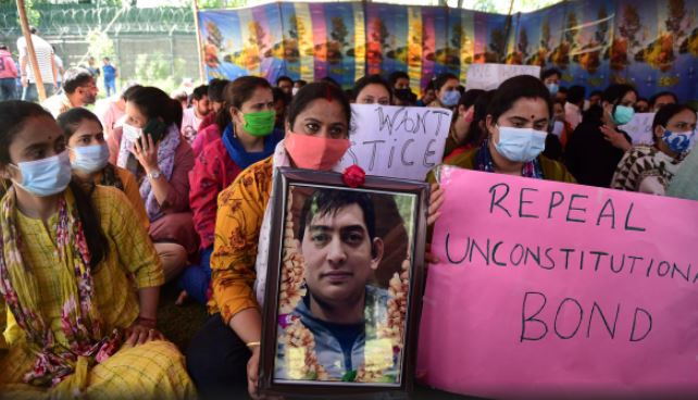 राहुल भाटी की हत्या के विरोध में प्रदर्शन करते कश्मीरी पंडित