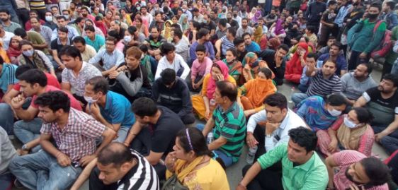 राहुल भाटी की हत्या के विरोध में कश्मीरी पंडितों ने जम्मू-कश्मीर में सड़क जाम कर दिया