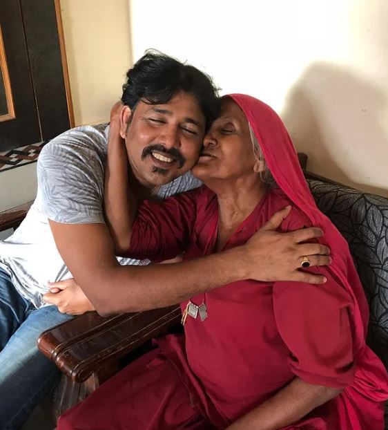 मामे खान अपनी मां के साथ