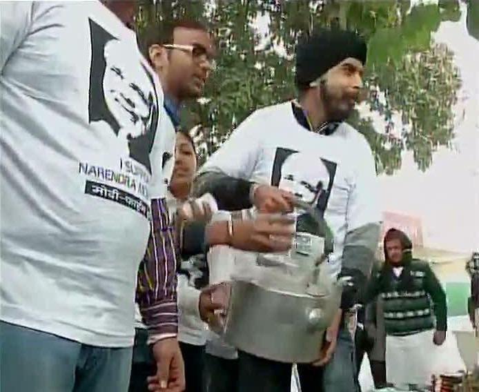मोदी पर मणिशंकर अय्यर की टिप्पणी के विरोध में एआईसीसी मीट के बाहर चाय बेचते तजिंदर बग्गा